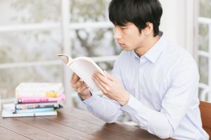 本を読む男性