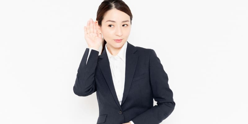 話を聞く女性
